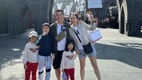 <p>Salah satu tempat wisata yang Maya kunjungi adalah Universal Studio Hollywood. Kelimanya kompak mengenakan baju santai dan sepatu kasual. (Foto: Instagram: @mayaseptha7)</p>