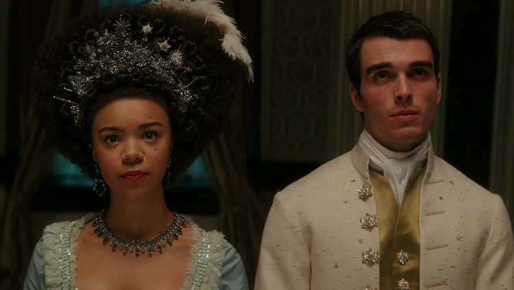Queen Charlotte Cuplikan adegan di serial Queen Charlotte di Netflix.