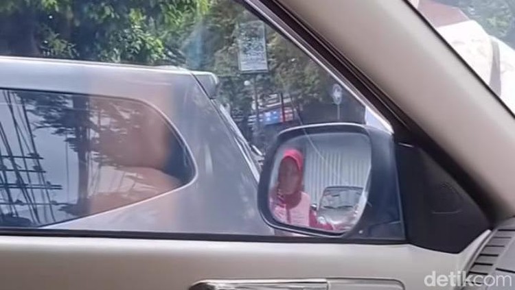 Rekaman video perempuan tua di Malang yang dibentak dan dipaksa jadi pengamen