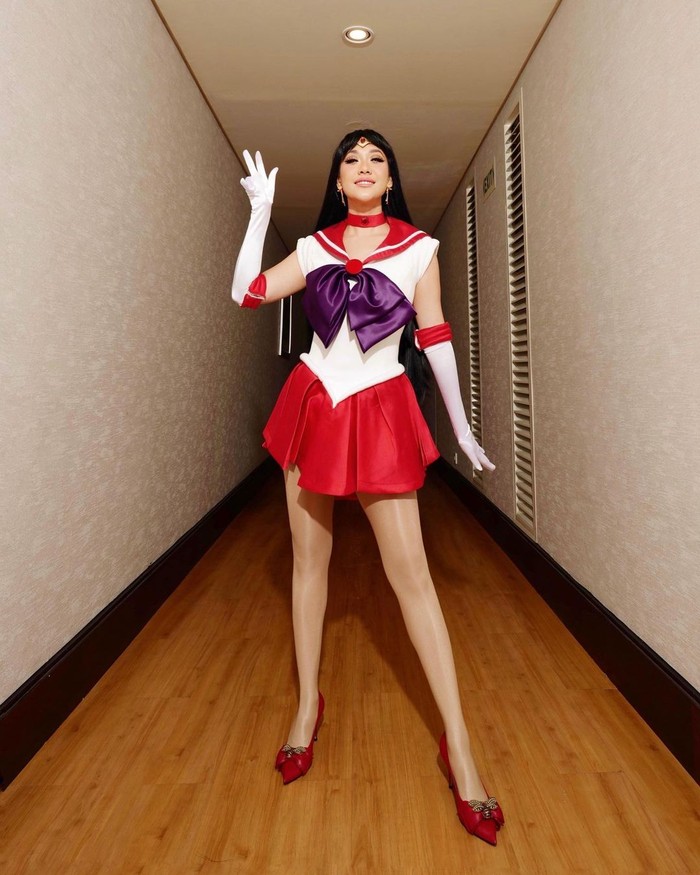 Sebagai host, tentu harus tampil totalitas sesuai dress code. BCL salah satunya yang transformasi sebagai Sailor Mars dari anime Pretty Guardian Sailor Moon. Foto: instagram.com/bclsinclair