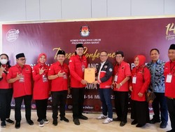 Dipimpin Ono Surono, 120 Bacaleg PDIP Jalan Kaki Daftar ke KPU Jabar