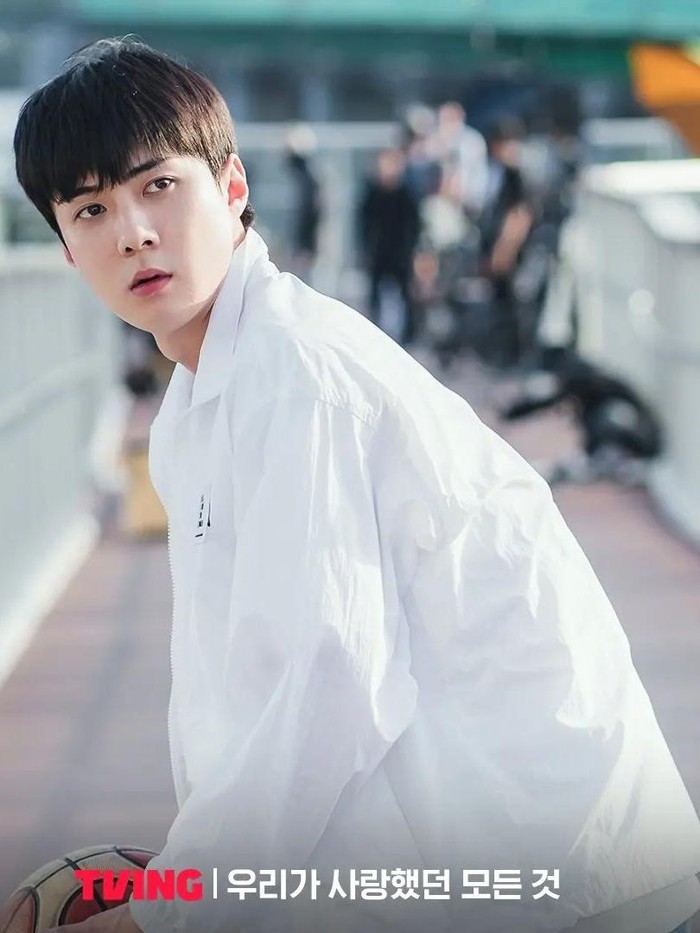 Sementara itu, publik memuji kemampuan akting Oh Se Hun yang tampak alami dalam drama ini. Bahkan penggemar merasa maknae EXO tersebut seperti tidak berakting karena karakter yang diperankan menyerupai sifat aslinya./ Foto: instagram.com/tving.official