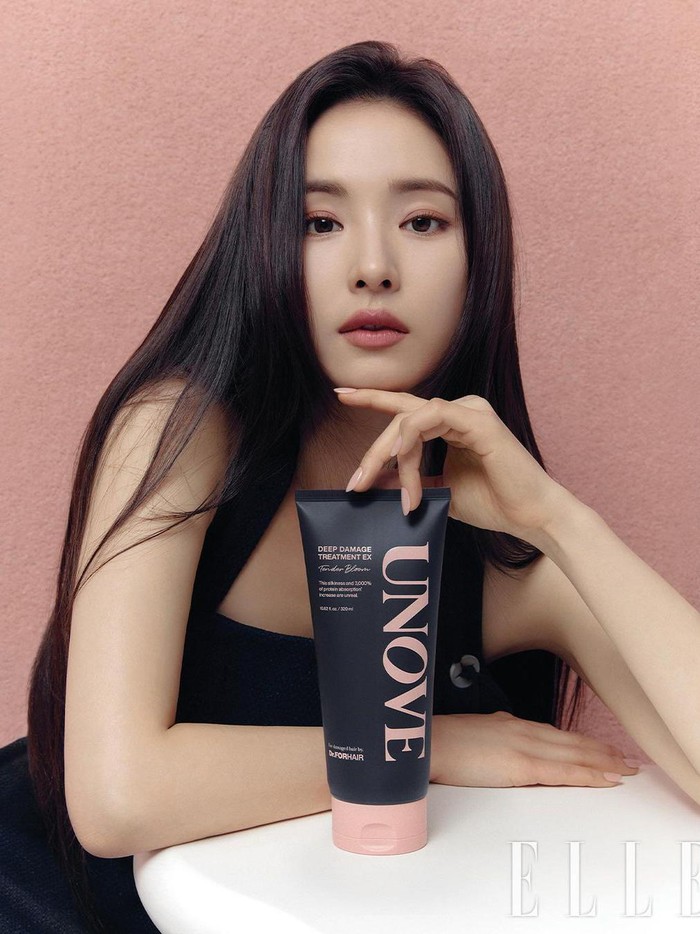 Bekerjasama dengan brand UNOVE, Shin Se Kyung juga berpose bersama salah satu produk haircare dari brand tersebut./ Foto: Park Hyeon Goo/ELLE Korea