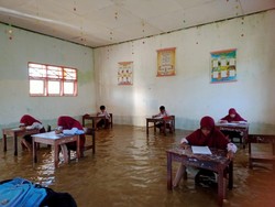 Ruang Kelas Terendam Banjir, Siswa SDN 668 Pompengan di Luwu Tetap Ujian