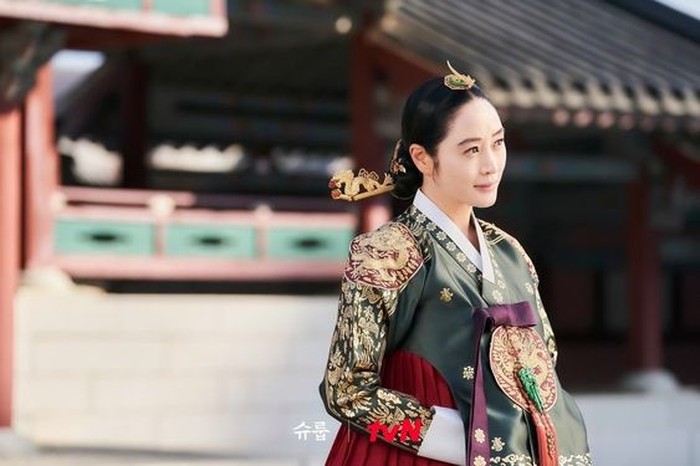 Sosoknya yang elegan dan bijaksana, tetapi juga bersemangat, gigih, dan cerdas, menjadi daya tarik Ratu Im Hwa Ryeong./ Foto: tvN