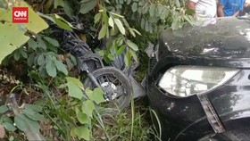 VIDEO: Usai Ambil Motor, Pencuri Tewas Tabrak Mobil