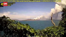 VIDEO: Gunung Anak Krakatau Erupsi Lontarkan Abu 1 Kilometer
