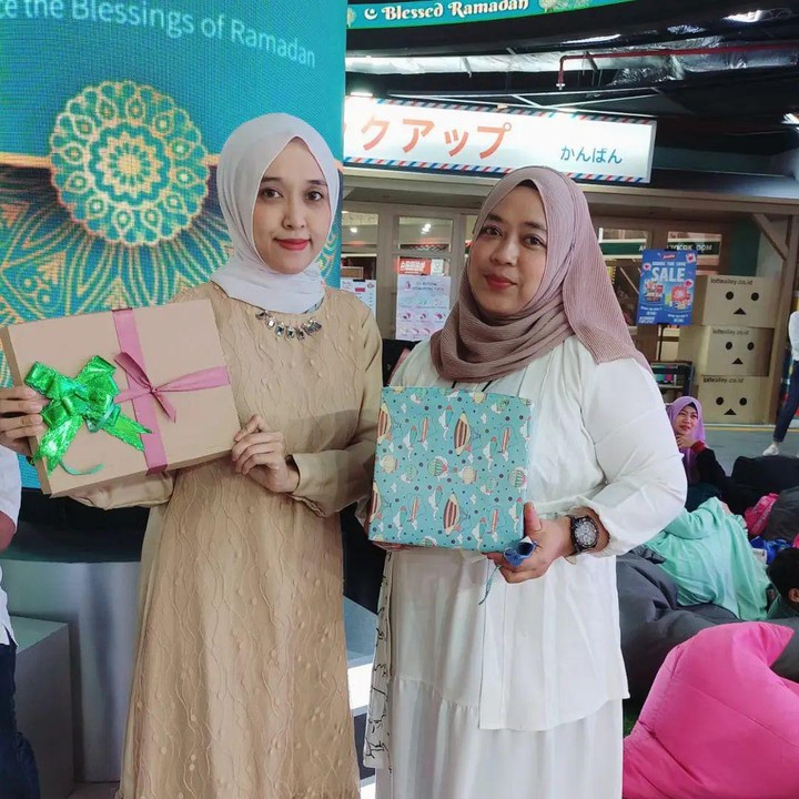 <p>Tim HaiBunda akan memilih lima pasang Bunda sebagai pemenang, yang mendapat hadiah uang tunai total 2,5 juta rupiah. Siapa pemenangnya? Bunda tunggu pengumumannya ya, di acara Halal Bihalal online pada Sabtu, 13 Mei 2023, mulai pukul 10.00 WIB. (Foto: HaiBunda Squad)</p>