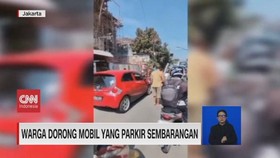 VIDEO: Warga Dorong Mobil Yang Parkir Sembarangan
