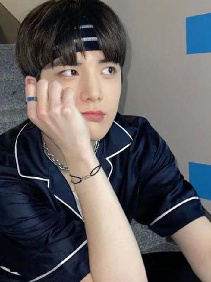 Younghoon memutuskan terjun ke dunia akting ketika membintangi web drama populer Love Revolution (2020). Younghoon berperan sebagai Lee Kyung Woo, dengan rambut merah super ikonik./ foto: instagram.com/younghoon.theboyz