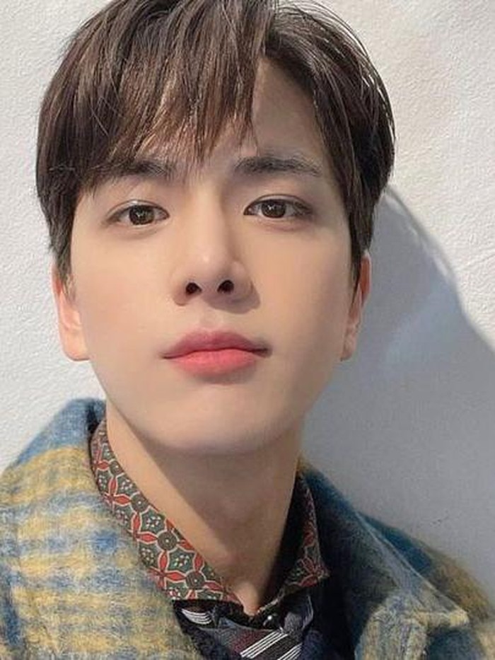 Sebelumnya, Younghoon tidak pernah berpikir untuk menjadi idol K-Pop. Semasa sekolah, ia menekuni olahraga renang, bahkan sempat menjuarai kompetisi renang tingkat nasional./ foto: instagram.com/younghoon.theboyz