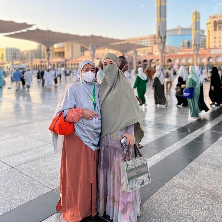<p>Lewat unggahan fotonya, Zaskia tak henti menyampaikan rasa syukur kepada Sang Maha Kuasa. Ia juga meminta doa agar dapat kembali dengan selamat ke Tanah Air usai menyelesaikan umrah. "Semoga engkau selalu berikan kelancaran sampai kami kembali ke tanah air, dan engkau jadikan kami umroh yang mambur Amin," tulisnya. (Foto: Instagram @zaskia_gotix)</p>