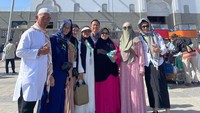 <p>Tak hanya itu, Zaskia turut memboyong keluarga besarnya ke Tanah Suci. Zaskia bersyukur bisa beribadah sambil dikelilingi orang-orang yang ia cintai. "Alhamdulilah ya Allah terimakasih atas semua nikmat yg engkau berikan kepadaku, Alhamdulilah engkau telah mengizinkan kami sekeluarga berkunjung kembali ke kota madinah yang sangat kami cintai," ucapnya. (Foto: Instagram @zaskia_gotix)</p>