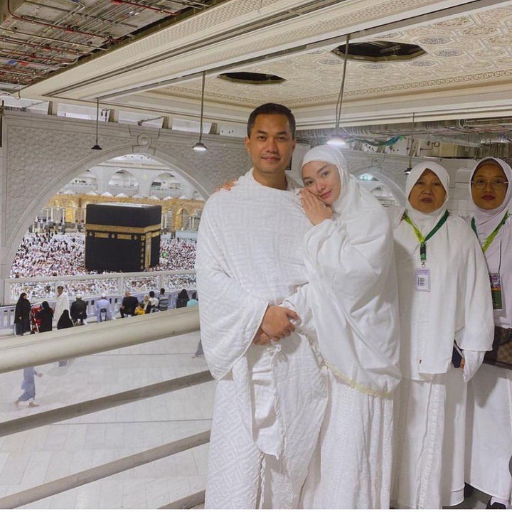 <p>Lewat Instagram, Zaskia mengunggah momen bersama suami tercinta, Sirajudin Machmud. Pasangan ini kompak mengenakan busana umrah warna putih. (Foto: Instagram @zaskia_gotix)</p>
