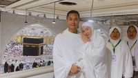 <p>Lewat Instagram, Zaskia mengunggah momen bersama suami tercinta, Sirajudin Machmud. Pasangan ini kompak mengenakan busana umrah warna putih. (Foto: Instagram @zaskia_gotix)</p>