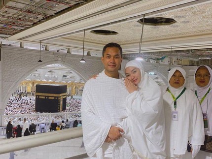 5 Potret Zaskia Gotik Umrah Bersama Keluarga, Malah Dicibir Netizen