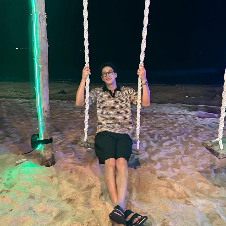 <p>Kemudian ada aktor Ahn Bo Hyun nih, Bunda. Pria kelahiran 16 Mei 1988 ini turut memamerkan keseruannya saat liburan di Bali melalui akun Instagram pribadi.<br /><br /><br /></p>