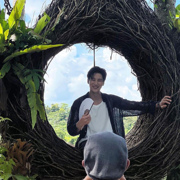 <p>Kunjungan Ahn Bo Hyun juga menjadi kejutan bagi penggemar di Indonesia. Bisa dilihat dari foto-foto yang dibagikan, bintang <em>My Name</em> ini tampak bahagia selama berada di Pulau Dewata. Foto: Instagram @bohyunahn.<br /><br /><br /></p>