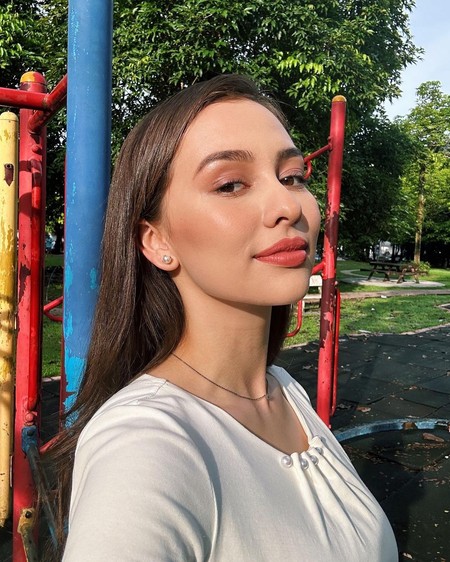 Yosh ona va uning oriq ogli seks videosini onlayn tomosha qiling