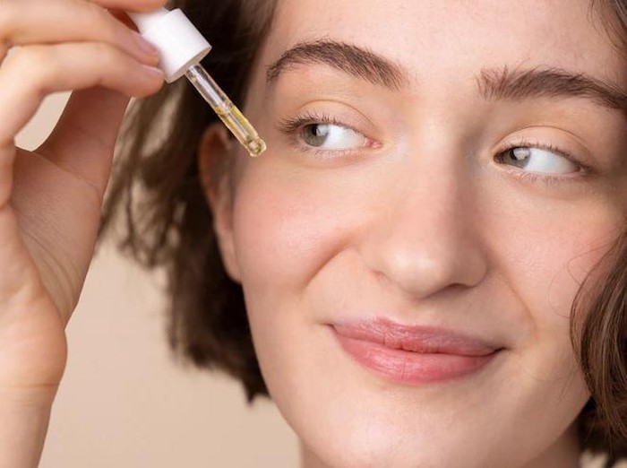 Cara mengatasi jerawat pada kulit berminyak/ Foto: Freepik.com/freepik