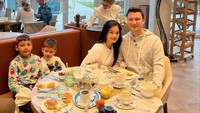 <p>Kebahagiaan dalam rumah tangga mereka juga semakin lengkap&nbsp;setelah dikaruniai dua orang anak laki-laki, yakni Arjuna Zayan Sugiono dan Kai Attar Sugiono. (Foto: Instagram titi_kamall)</p>
<p>&nbsp;</p>