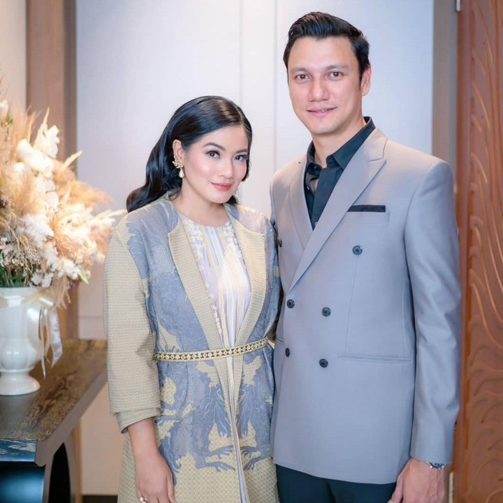 <p>Titi Kamal pun pernah membagikan tips keharmonisan rumah tangganya dengan sang suami. Katanya, komunikasi menjadi hal paling penting, Bunda. <em>"Alhamdulillah</em> aku dan suami ingin terus jalan beriringan. Jadi, kami selalu cari cara untuk berkompromi, maunya dia dan aku apa, kita cari cara untuk ketemu di tengah. Komunikasi itu nomor satu, saling ngasih tau mau ngapain. Aku minta saran dari dia, dia pun sebaliknya," tuturnya kepada HaiBunda beberapa waktu yang lalu. (Foto: Instagram titi_kamall)</p>