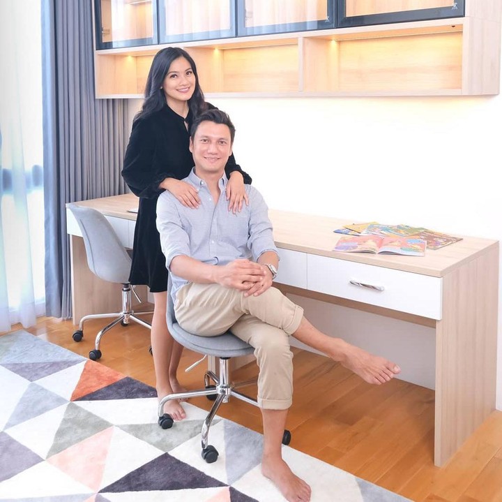 <p>Hidup bersama selama lebih dari 20 tahun memang sangat panjang. Walau begitu, Christian pernah mengaku tak pernah merasa bosan pada sang istri, lho. "Bosan sama orangnya enggak, tapi sama situasinya kadang-kadang. Jadi, ya kita mesti punya <em>common goals</em> yang mau dicapai sama-sama (untuk mengatasi bosan)," tuturnya, dikutip dari kanal <em>YouTube Prestige Productions</em>. (Foto: Instagram titi_kamall)</p>