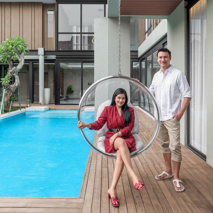 <p>Christian Sugiono dan Titi Kamal menjadi salah satu<em> couple goals</em> selebriti di Tanah Air ya, Bunda? Rumah tangga mereka tak pernah diterpa gosip miring dan selalu terlihat harmonis. (Foto: Instagram titi_kamall)</p><p> </p>