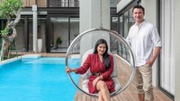 <p>Christian Sugiono dan Titi Kamal menjadi salah satu<em> couple goals</em> selebriti di Tanah Air ya, Bunda? Rumah tangga mereka&nbsp;tak pernah diterpa gosip miring dan selalu terlihat harmonis. (Foto: Instagram titi_kamall)</p>
<p>&nbsp;</p>
