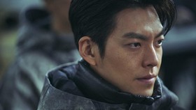 Sinopsis Black Knight, Kim Woo-bin Jadi Kurir 'Harapan' Era Distopia
