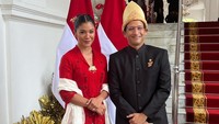 <p>Franka Franklin selalu setia mendampingi suaminya yang kini menjabat sebagai Menteri Pendidikan, Kebudayaan, Riset, dan Teknologi Indonesia. Potret ini diambil ketika mereka tengah menghadiri upacara Kemerdekaan RI. (Foto: Instagram @frankamakarim)</p>