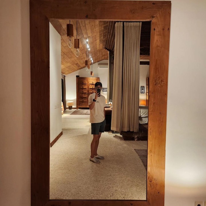 <p>Terbaru ada aktor Gong Yoo, nih. Pemain drama Korea Goblin ini diketahui datang ke Bali sejak beberapa waktu yang lalu. Ia juga semakin aktif membagikan beragam aktivitas melalui Instagram pribadi, termasuk kebolehannya saat berenang di kolam tempat menginap, lho. (Foto: Instagram @gongyoo_official)</p>