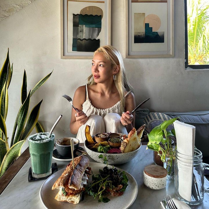<p>Pertama, ada penyanyi cantik Hyoyeon nih, Bunda. Member SNSD ini membagikan momen liburannya di Bali melalui media sosial Instagram. (Foto: Instagram @hyoyeon_x_x)<br /><br /><br /></p>