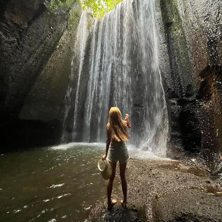 <p>Dalam potret yang dibagikan, Hyoyeon tampak antusias menghabiskan waktu untuk beraktivitas di <em>outdoor.</em> Salah satu pilihannya yakni menikmati percikan air terjun, Bunda. (Foto: Instagram @hyoyeon_x_x)<br /><br /><br /></p>