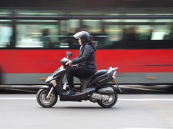 Dear Bapak-bapak, Jangan Kebiasaan Naik Motor Seperti Ini Ya!