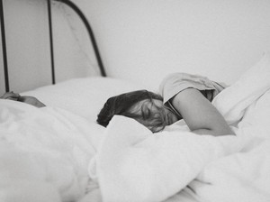 Jangan Tidur Telanjang Meski Suhu Panas, Begini Risikonya