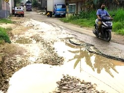 Jokowi Siapkan Rp 32,7 T Betulkan Jalan Rusak, Termasuk Lampung Dajjal