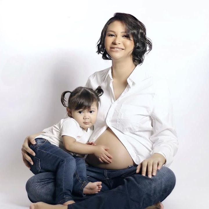<p>Kartika juga membagikan potret saat pose berdua dengan sang putri, Kirei. Kirei terlihat memegang baby bump sang Bunda. (Foto: Instagram @kartikasary/ @enjyuzawa/ @kirei_njy)</p>