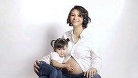 <p>Kartika juga membagikan potret saat pose berdua dengan sang putri, Kirei. Kirei terlihat memegang baby bump sang Bunda. (Foto: Instagram @kartikasary/ @enjyuzawa/ @kirei_njy)</p>