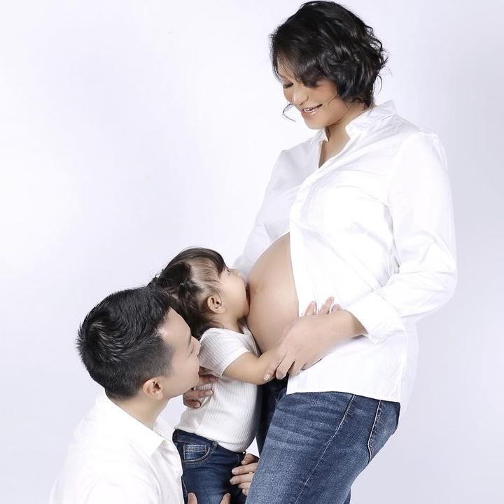 <p>Adik penyanyi Krisdayanti dan Yuni Shara, Kartika Sary, tengah hamil anak kedua. Baru-baru ini, Kartika membagikan potret maternity kehamilannya bersama suami dan putri pertamanya. (Foto: Instagram @kartikasary/ @enjyuzawa/ @kirei_njy) </p>