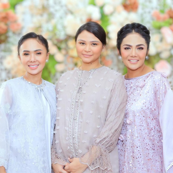 <p>Kartika merupakan putri dari pernikahan kedua Rachma Widadiningsih usai bercerai dengan Trenggono. Meski berbeda Ayah, hubungan Krisdayanti, Yuni dan Kartika sangat baik dan harmonis. Kartika kerap membagikan momen kebersamaan dengan Krisdayanti dan Yuni serta ibunda di akun media sosialnya. (Foto: Instagram @yunishara36)</p>