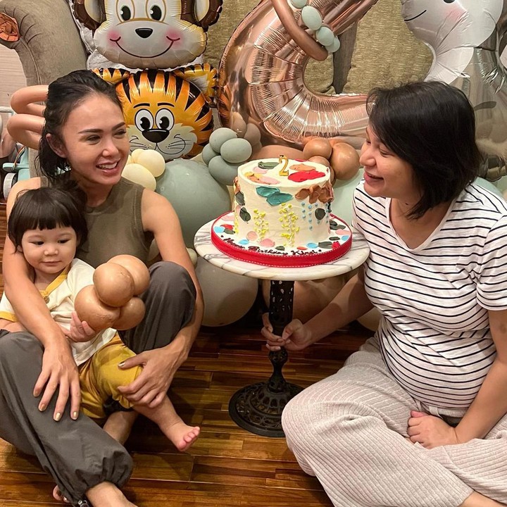 <p>Belum lama ini, potret baby bump kehamilan Kartika juga terlihat saat merayakan ulang tahun putrinya. Dalam momen itu, hadir pula sang kakak, Yuni Shara. (Foto: Instagram @kartikasary/ @enjyuzawa/ @kirei_njy)</p>