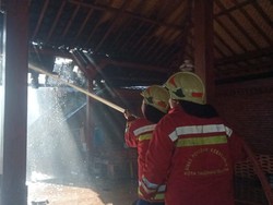1 Karyawan Terluka dalam Kebakaran Rumah Makan Jasunda Tangsel