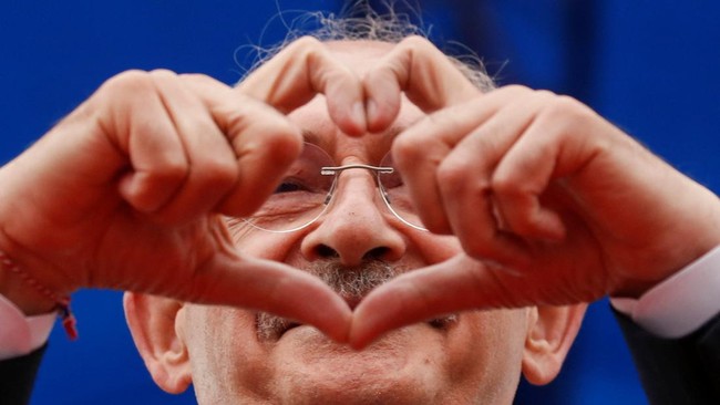 Kemal Kilicdaroglu dijuluki Mahatma Gandhi dari India karena sifatnya yang lembut dan kemiripan fisiknya dengan Gandhi.