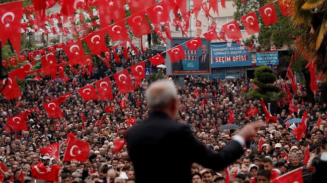 Calon presiden Turki dari koalisi Aliansi Bangsa, Kemal Kilicdaroglu, mengenakan rompi antipeluru saat kampanye pada Jumat (11/5) atau H-2 jelang pemilu Turki.