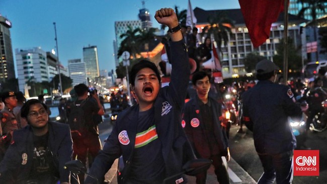 Amnesty International mendesak Polda Metro Jaya untuk membebaskan mahasiswa Trisakti yang ditangkap saat demo 27 tahun reformasi.