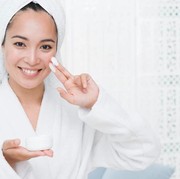 Tak Sekadar Bersihkan Makeup, Ini 5 Manfaat Milk Cleanser dan Aturan Pemakaian yang Tepat Agar Wajah Glowing!