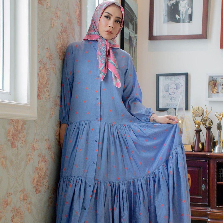 <p>Tubuhnya tampak lebih ramping, terutama ketika ia mengenakan dress. Seperti pada foto, ia memakai <em>dress</em> warna <em>baby blue</em> dengan aksen ruffle pada bagian kaki. (Foto: Instagram @melly_goeslaw)</p>