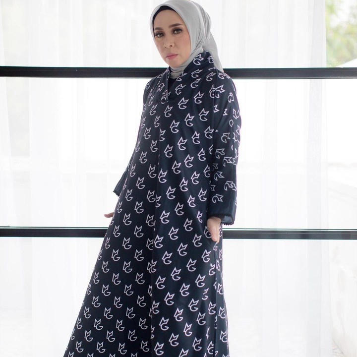 <p>Setelah melakukan operasi, Melly Goeslaw diketahui berhasil menurunkan berat badan hingga 34 kg dalam waktu delapan bulan. Setelah berhasil memangkas berat badannya, Melly tampil semakin pede. Ia kerap mengenakan busana <em>stylish</em>, mulai dari busana kasual hingga dress cantik. (Foto: Instagram @melly_goeslaw)</p>