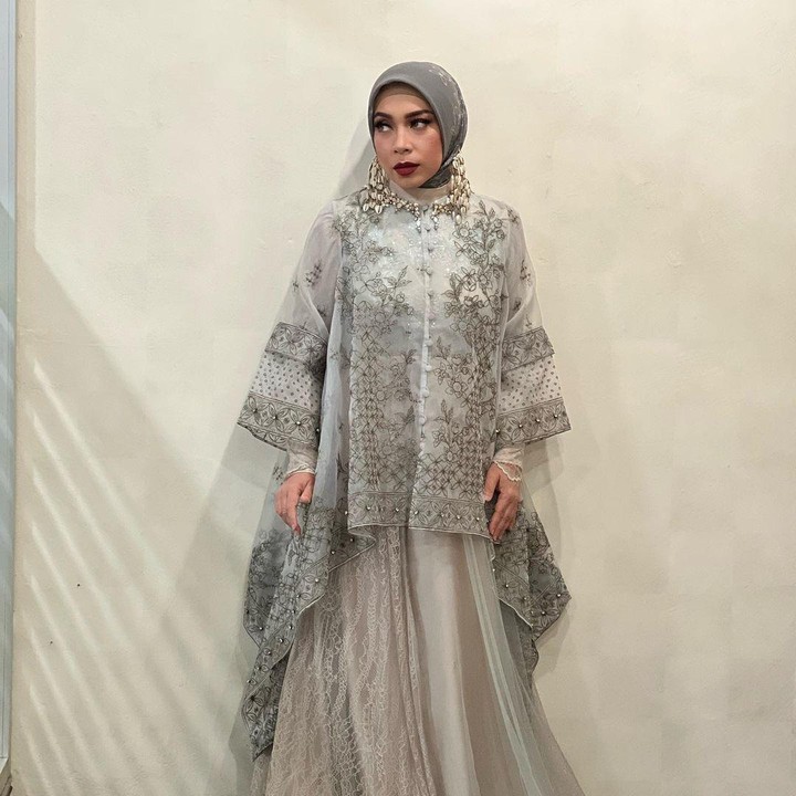<p>Melly Goeslaw juga tampil memesona dengan busana pesta bernuansa serba silver yang mewah. Meski gaunnya bersiluet longgar, tubuhnya tetap terlihat langsing. (Foto: Instagram @melly_goeslaw)</p>
